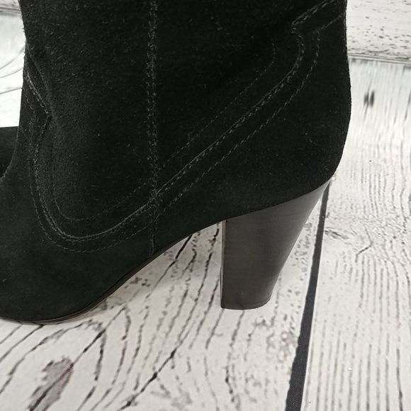B. Makowsky Black‎ Suede Heeled Booties - Picture 5 of 12